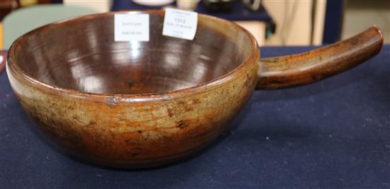 An early 19th century treen single handled bowl or measure, 37cm